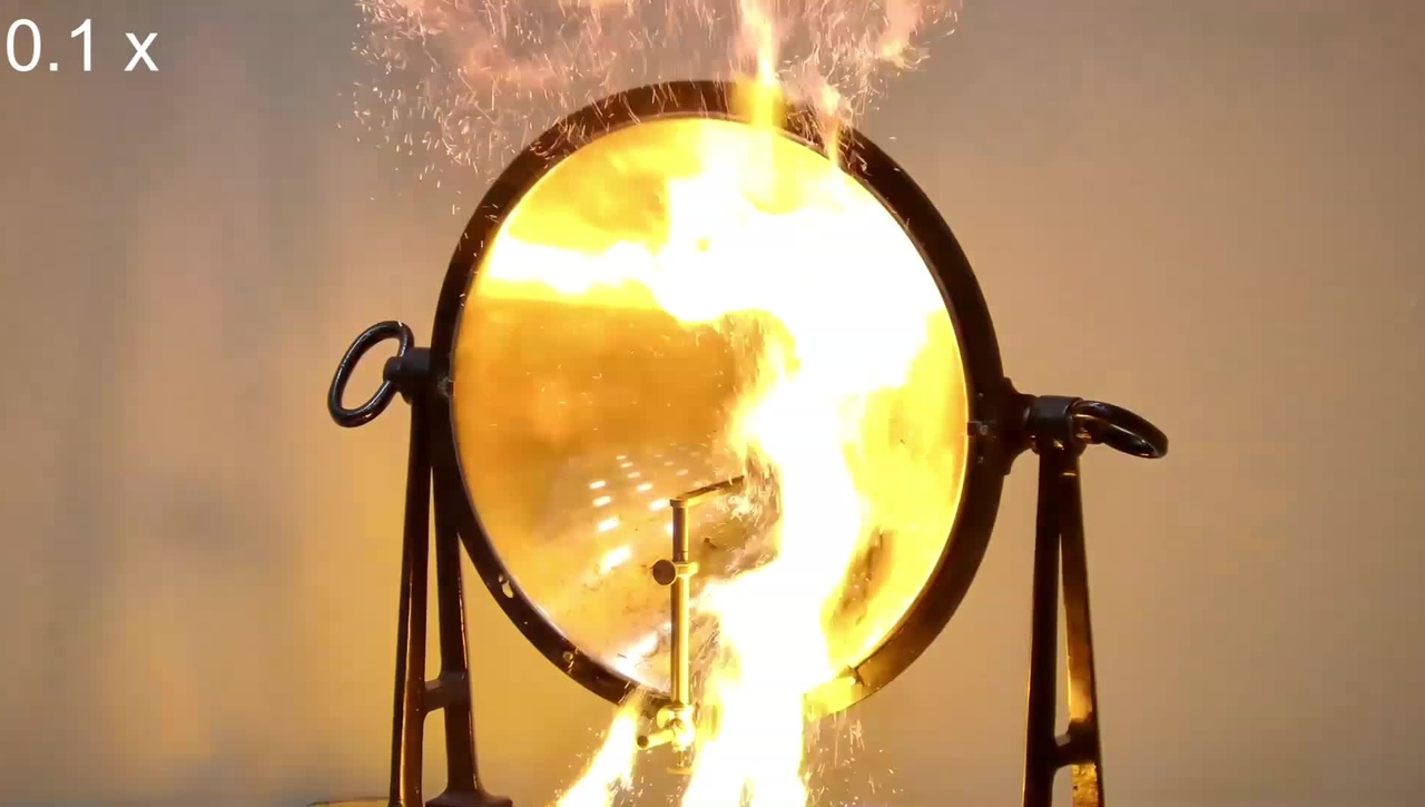 46 - Parabolspiegel Experiment